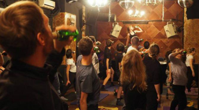 Untuk membuat latihan lebih menarik kelas yoga dilakukan sebuah pub di Berlin atau yang lebih dikenal dengan Beer Yoga atau boga.(Oddity Central.com)