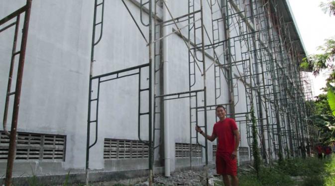 Pebulutangkis Indonesia, Sony Dwi Kuncoro, menunjukkan GOR Bulutangkis miliknya yang pembangunannya mencapai 80 persen, di Surabaya, Kamis (21/4/2016). (Bola.com/Fahrizal Arnas)