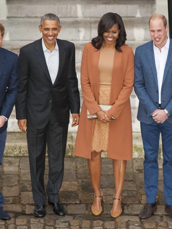 Presiden AS Barack Obama dan Ibu Negara Michelle Obama berpose bersama Pangeran William dan sang istri, Kate Middleton serta Pangeran Harry saat tiba untuk jamuan makan malam di Kensington Palace, London, Jumat (22/4). (REUTERS/Dominic Lipinski/Pool)