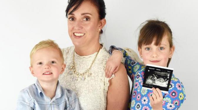 Faye terlahir dengan dua set alat reproduksi. Dia telah melahirkan dua orang anak yang tumbuh di rahim yang berbeda. | via: news.com.au