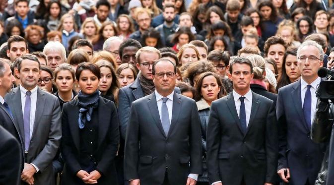 Cantik, Muslim, dan Imigran, Ini Kisah Menteri Termuda Prancis. Najat Vallaud-Belkacem  berdiri di samping Francis Hollande, 3 hari setelah Terot Prancis (Reuters)