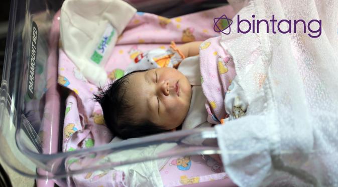 Sekitar 15 menit proses operasi, bayi perempuan dengan berat badan 3,54 kilogram dan panjang 51 sentimeter lahir dan diberinama Karanada Medina Tanarda. (Adrian Putra/Bintang.com)