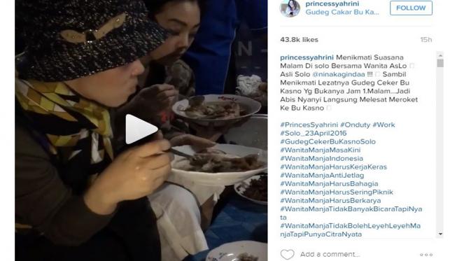 Syahrini makan pinggir jalan di Solo, (Instagram)