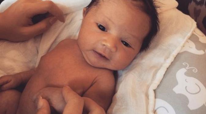 Chrissy Teigen dan John Legend akhirnya mengunggah foto anaknya di akun snapchat dan instagram (via instagram.com/chrissyteigen)