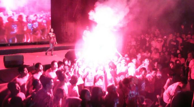 Suporter PSM membakar cerawat (flare) saat acara launching klub kesayangannya pada Minggu (24/4/2016). (Bola.com/Abdi Satria)