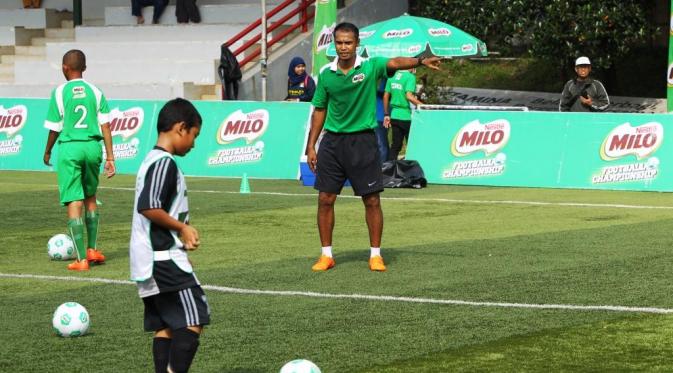 Charis Yulianto tampak memberikan instruksi kepada anak-anak saat football clinic di Simprug (istimewa/Liputan6.com)