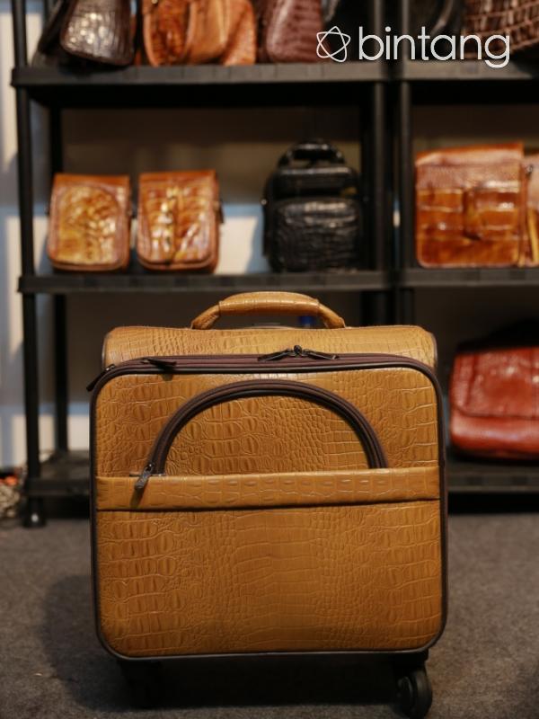 Jangan mengaku pecinta fashion item kalau belum punya tas bebahan kulit ini. (via: Galih W. Satria/Bintang.com)