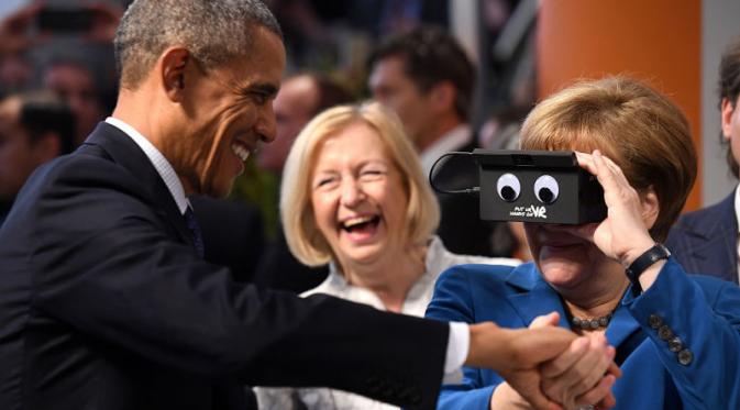 Presiden Obama sedang menjajal sebuah perangkat VR (Sumber: Gizmodo).