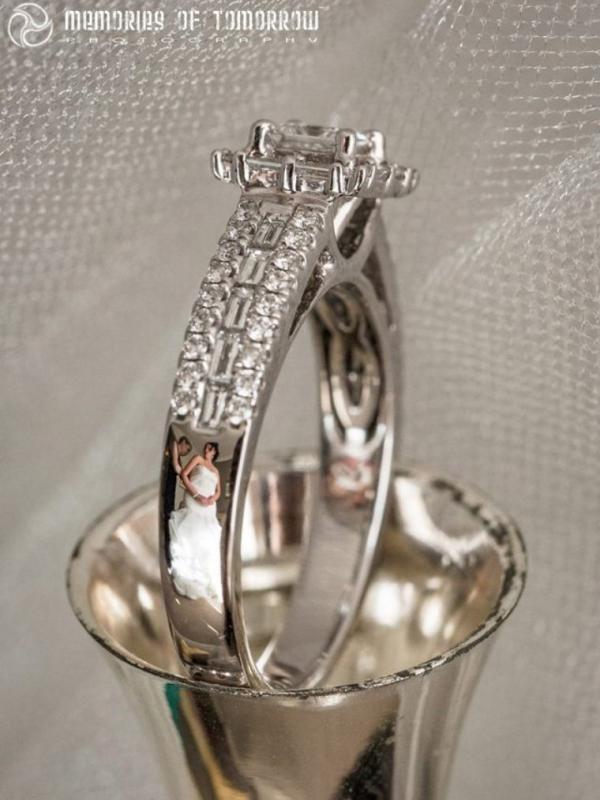Cincin unik refleksi cinta dua pengantin. (Via: facebook.com/memoriesoftomorrow)