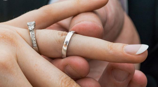 Cincin unik refleksi cinta dua pengantin. (Via: boredpanda.com)