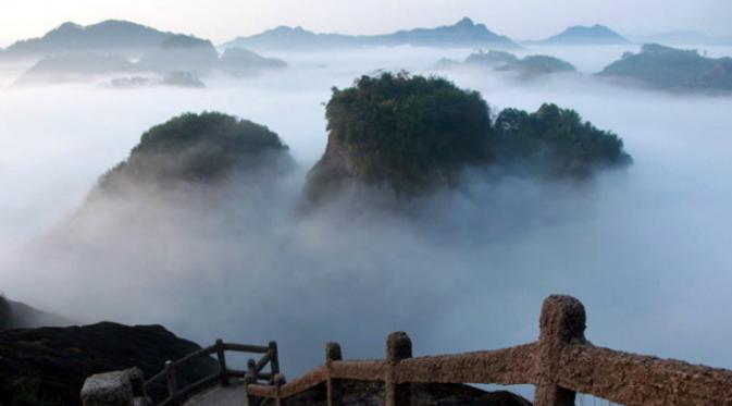 Pemandangan kabut kota Wuyishan di China selatan (chinatourguide.com)