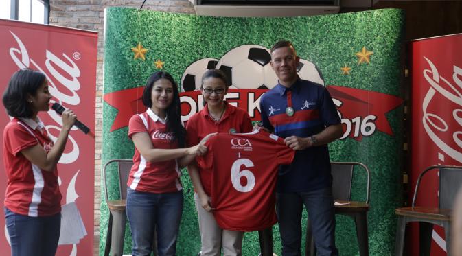 Head of Corporate Communications PT Coca Cola Indonesia Amatil (CCIA), Kristy Nelwan bersama Techincal Advisor Asian Soccer Academy, Lee Hawkins, secara resmi meluncurkan Coke Kicks 2016, Selasa (26/4/2016) (Bola.com/Zulfirdaus Harahap)