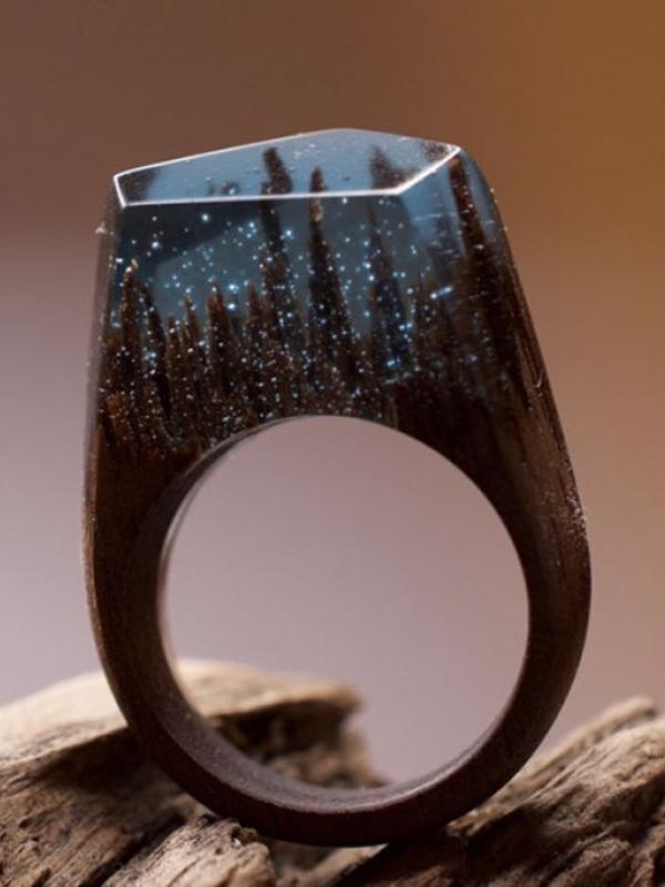 Cincin kayu yang terselip dunia tersembunyi. (via: boredpanda.com)