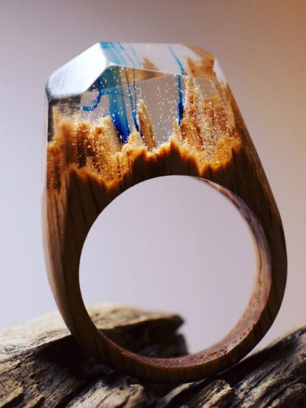 Cincin kayu yang terselip dunia tersembunyi. (via: boredpanda.com)