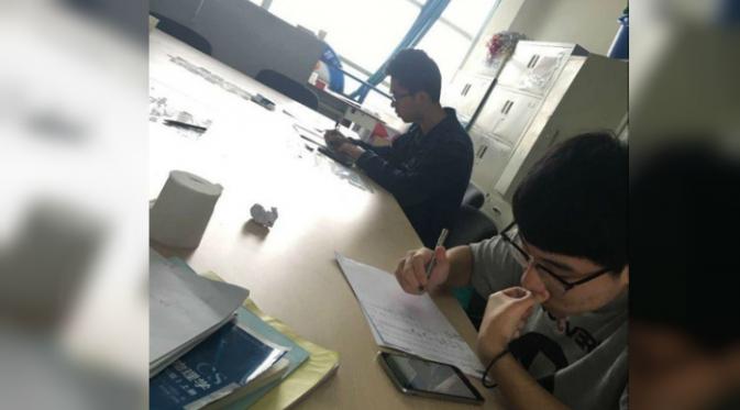 Profesor Universitas Sains dan Teknologi Elektronik di Kota Chengdu menemukan hukuman baru yang membuat siswanya tidak terlambat masuk kelas. (Shanghaiist.com)
