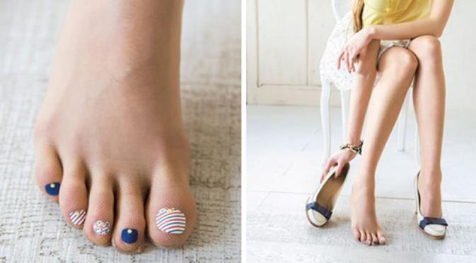 Stoking lengkap dengan nail art. (via: boredpanda.com)