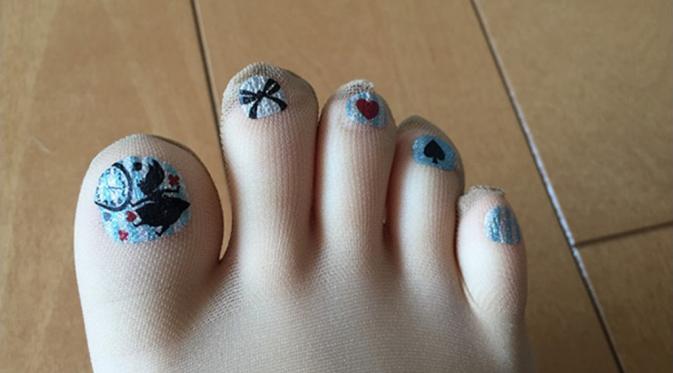 Stoking lengkap dengan nail art. (via: boredpanda.com)