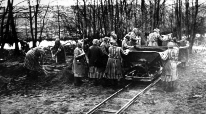 Para tahanan wanita di kamp konsetrasi Ravensbrück di tahun 1939. (Sumber Bundesarchiv)