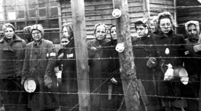 Para tahanan wanita di kamp konsetrasi Ravensbrück saat pembebasan. (Sumber The Guardian)