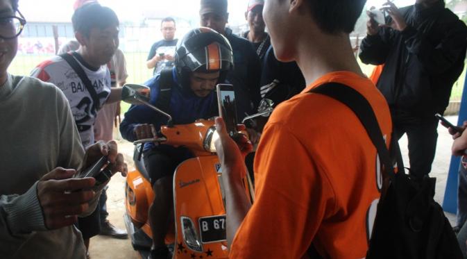 Bambang Pamungkas naik skuter menuju tempat latihan tim Persija Jakarta, Lapangan Villa 2000, Pamulang, Tangerang Selatan. (Bola.com/Gerry Anugrah Putra)