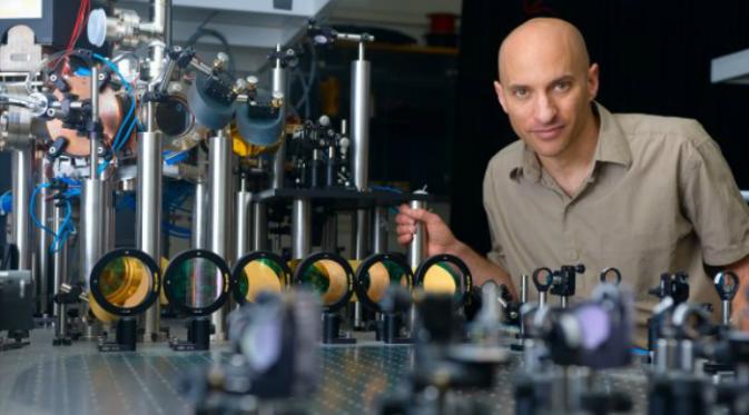 Jeff Steinhauer, profesor fisika di Technion Univeristy di Haifa, Israel (physicsworld.com).