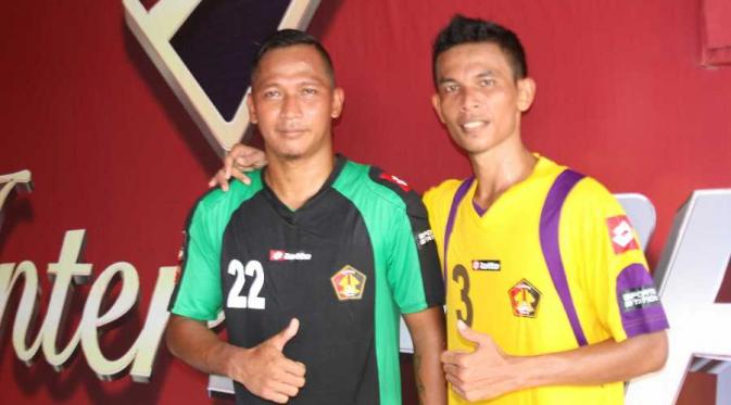 Mahyadi Panggabean dan Fauzi Toldo, dua eks pemain Sriwijaya FC kembali ke Persik Kediri. (Bola.com/Robby Firly)