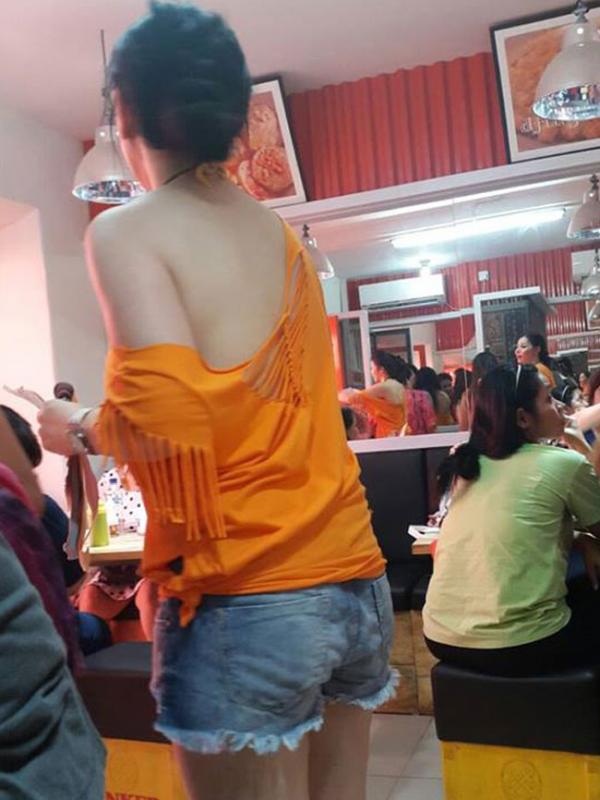 Pelayan seksi di Warung Bakso Djingkrak | Via: facebook.com/Priya Husada