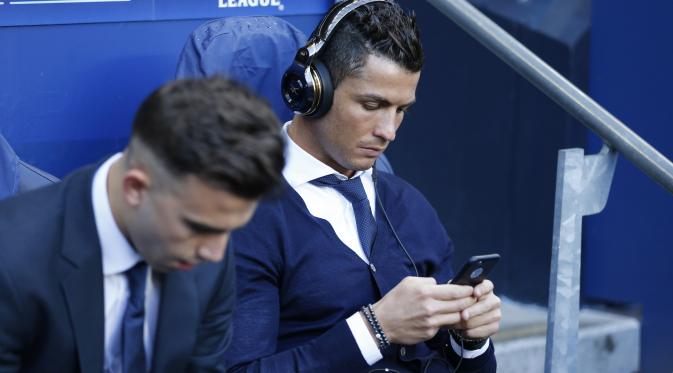 Ini gaya ronaldo saat menonton timnya Real Madrid bertandang ke markas Manchester City, Rabu (27/4/2016) dinihari tadi. Reuters / Carl Recine