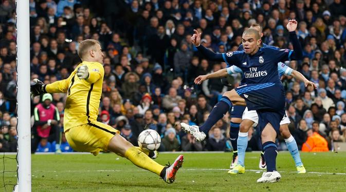  Kiper City, Joe Hart menghalau bola tendangan bek Real Madrid, Pepe pada leg pertama Semifinal Liga Champions di stadion Etihad, Inggris, (27/4). Real Madrid bermain imbang dengan City dengan skor 0-0. (Reuters/Carl Recine)
