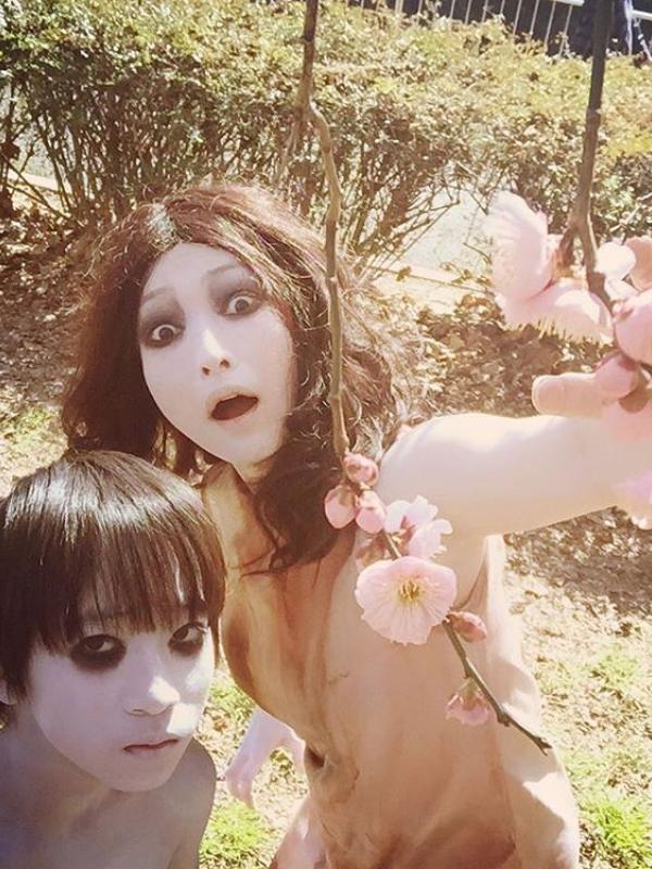 Kayako dan Toshio selfie dulu! (Via: facebook.com/IJustWantToBeSerious)