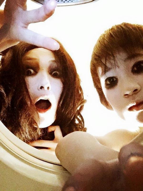 Kayako dan Toshio mencuci pakaian. (Via: facebook.com/IJustWantToBeSerious)