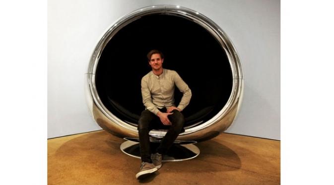 Sekumpulan desainer furnitur dari Fallen  Furniture menciptkan sebuah kursi dari turbin mesin Boeing 737 (sumber. Brightside.me)