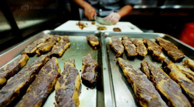 Tidak hanya kualitas mie-nya saja yang ditingkatkan, Wang pun mempelajari pembuatan mangkuk dagingnya.(Shanghaiist.com)