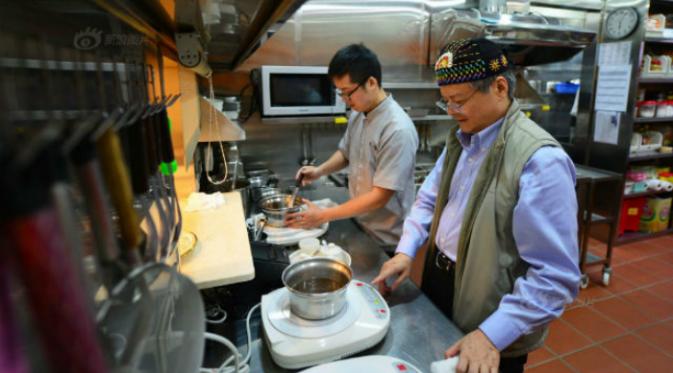 Tidak hanya kualitas mie-nya saja yang ditingkatkan, Wang pun mulai mempelajari cara memilih daging sapi yang berkualitas, alat-alat dapur yang tepat hingga sampai metode pembuatan mangkuk dagingnya pun ia pelajari.(Shanghaiist.com)
