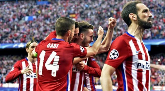Para pemain Atletico Madrid merayakan gol ke gawang Bayern Munchen pada leg pertama semifinal Liga Champions di Vicente Calderon, Madrid, Kamis (28/4/2016) dini hari WIB. (AFP/Gerard Julien)