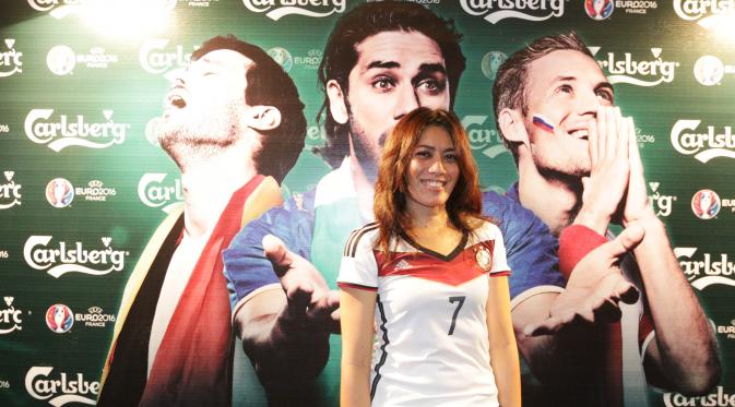 Brand Manager Carlsberg Indonesia, Nouvera Aprileni, saat berada di Hard Rock Cafe, Jakarta, Rabu (27/4/2016). (Bola.com/Vitalis Yogi Trisna).