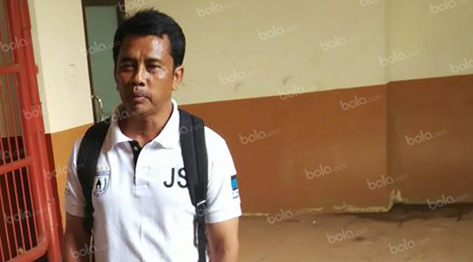 Pelatih Persipura Jayapura, Jafri Sastra, saat ditemui bola.com di Jayapura, Papua, Kamis (28/4/2016). (Bola.com/Nicklas Hanoatubun)