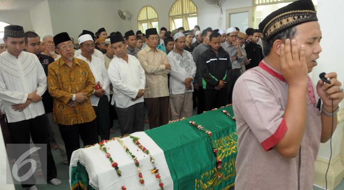 Warga bergiliran mengikuti salat jenazah Almarhum Ali Mustafa Yaqub (AMY) di Masjid Muniroh Salaman,Tangsel, Banten, Rabu (28/4). AMY merupakan mantan Imam Besar Masjid Istiqlal yang meninggal pada usia 64 tahun karena sakit. (Liputan6.com/Helmi Afandi) 