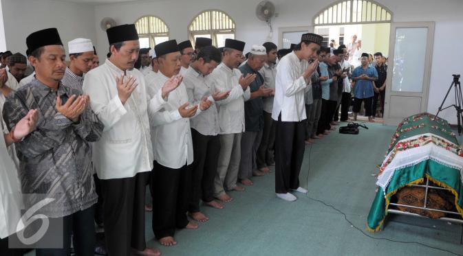 Warga bergiliran mengikuti salat jenazah Almarhum Ali Mustafa Yaqub (AMY) di Masjid Muniroh Salaman,Tangsel, Banten, Rabu (28/4). AMY adalah Pengasuh Pesantren Ilmu Hadits Darus Sunnah Ciputat, Tangerang Selatan. (Liputan6.com/Helmi Afandi) 