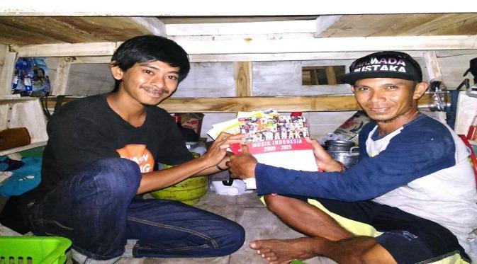 Ridwan Mandar menerima donasi buku untuk perahu pustaka