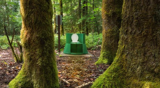 Toilet di alam, British Columbia, Kanada. (Via: buzzfeed.com)