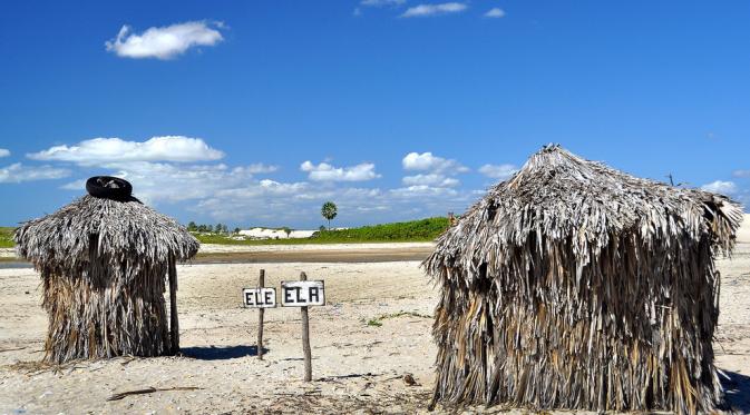 Toilet cowok dan cewek di Pantai Jericoacoara, Brasil. (Via: buzzfeed.com)