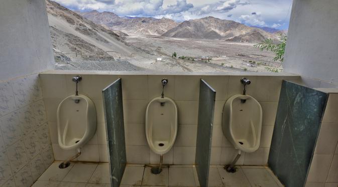 Toilet di Thiksey Monastery, Ladakh, India. (Via: buzzfeed.com)