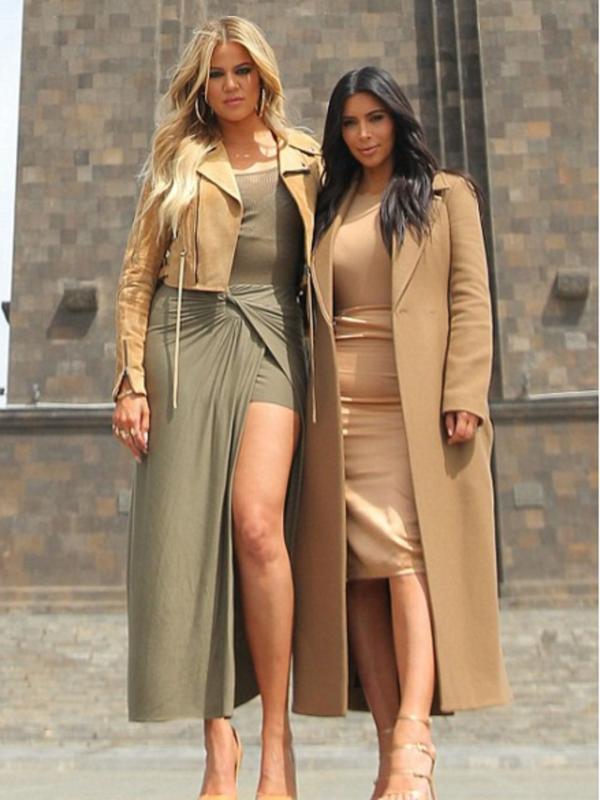 Kim dan Khloe Kardashian (Splashnews)