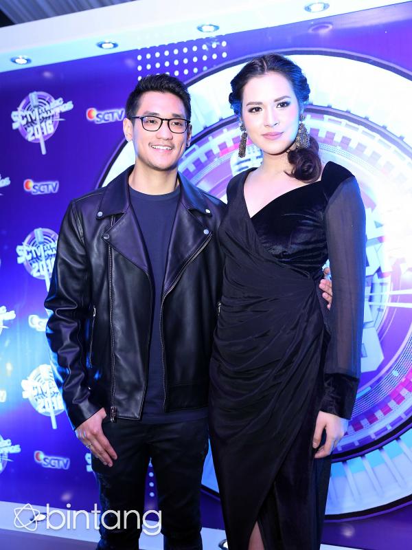 Afgan dan Raisa di SCTV Music Awards 2016. (Nurwahyunan/Bintang.com)