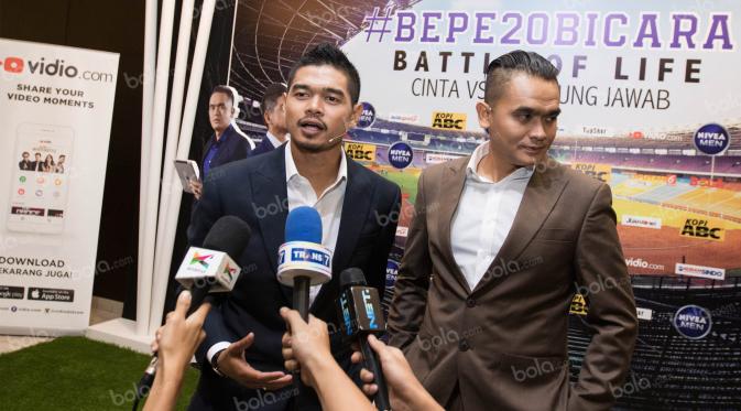 Pesepak bola Bambang Pamungkas, bersama pembawa acara Valentino Simanjuntak, menjawab pertanyaan wartawan usai acara Battle of Life di Usmar Ismail Hall, Jakarta, Kamis (28/4/2016). (Bola.com/Vitalis Yogi Trisna)