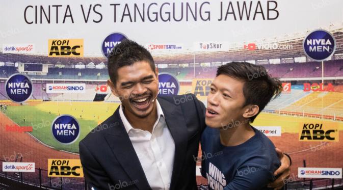 Pesepak bola Bambang Pamungkas, menyapa penggemarnya usai acara Battle of Life di Usmar Ismail Hall, Jakarta, Kamis (28/4/2016). (Bola.com/Vitalis Yogi Trisna)