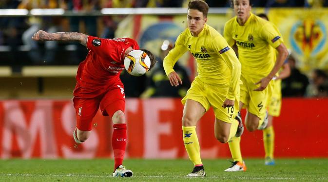 Gelandang Villarreal, Denis Suarez (kanan) berusaha merebut bola dari bek Liverpool, Alberto Moreno pada leg pertama liga Europa di stadion El Madrigal, Spanyol, (28/4). Villarreal menang atas Liverpool dengan skor 1-0. (Reuters / Albert Gea)
