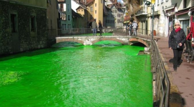 Sungai-sungai di Perancis berubah warna jadi hijau pekat. Apa yang sebenarnya terjadi?