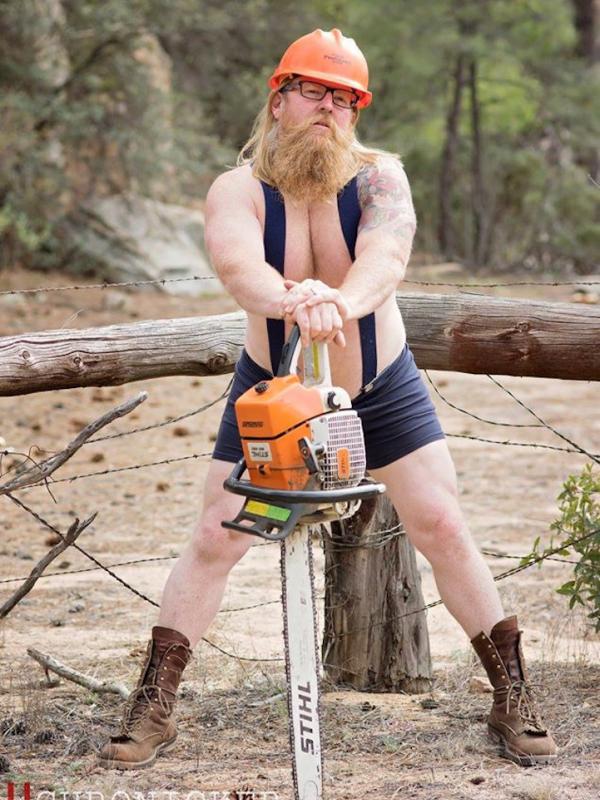 Chad Castigliano dari Chronicker Photography menjadikan pria bertato dan macho yang berprofesi jadi pemadam kebakaran di Arizona wildland sebagai modelnya. (Via: mymodernmet.com)